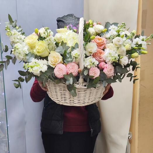 Корзина с цветами из эустомы, роз, кустовой пионовидной розы