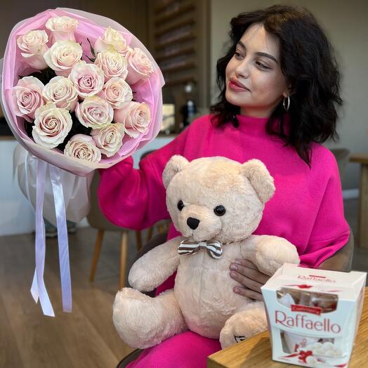 Комбо из роз ,рафаэлло и мишки