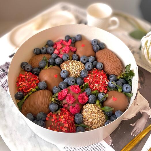Fresas cubiertas de chocolate con arándanos