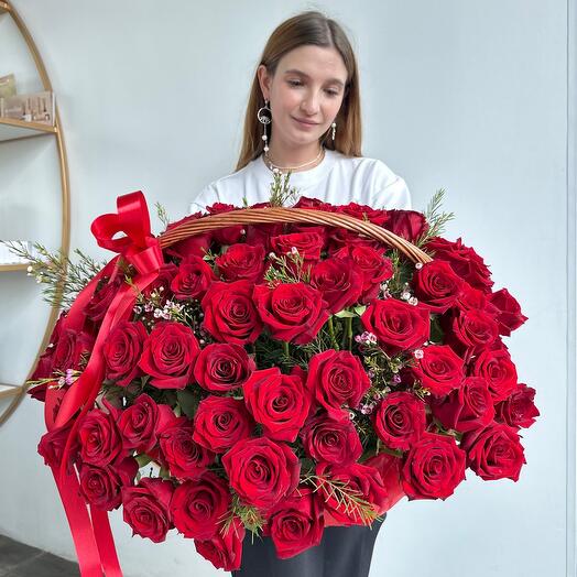 Большая корзина алых роз