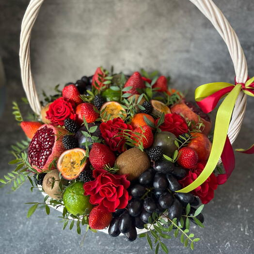 Cesta de frutas Afrodita con rosas