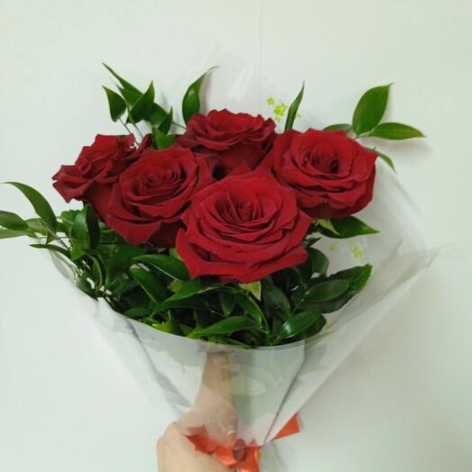 Ramo de 5 rosas escarlatas