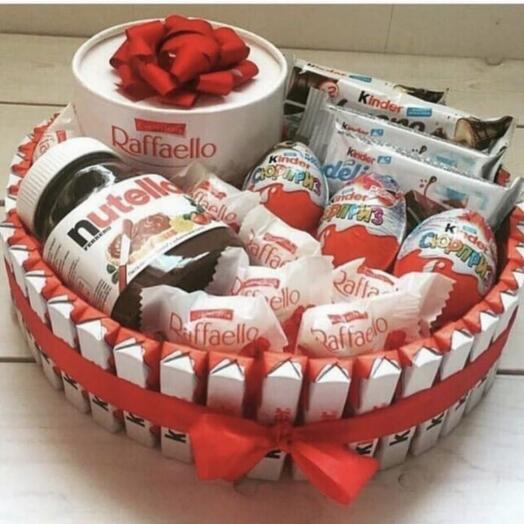 Торт из конфет киндер