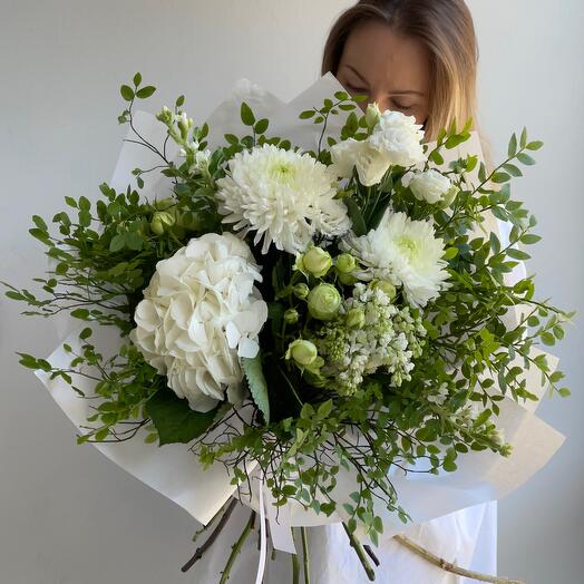 WHITE CLOUDS обьемный авторский букет с гортензией, ароматной маттиолой, хризантемами, лизиантусом и фисташкой