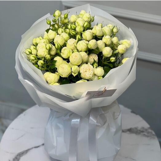 Прекрасный букет из белых кустовых роз