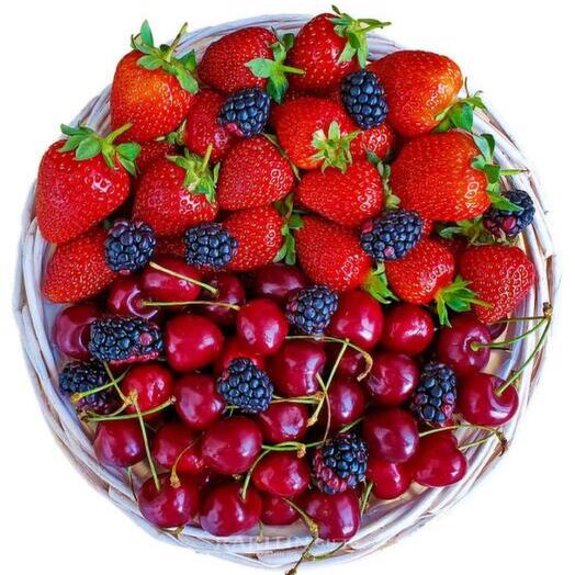 Ягодная корзина «Музыка лета» / вес: 1,6 кг / размер с упаковкой: 25*25*44 / подарочная корзина / корзина ягод / подарок