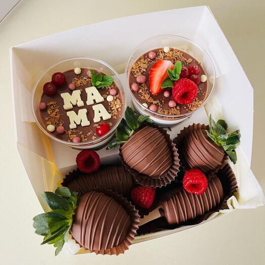 Набор трайфлы в стаканчиках, клубника и бананы в шоколаде