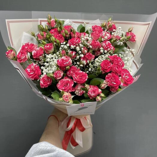 Bush roses with snow-white gypsophila🕊