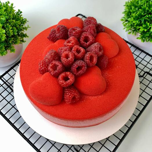 Муссовый торт для мамы с красным велюром, сердцами и малиной