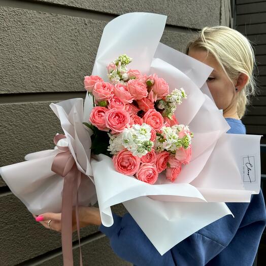 Кустовые розы и матиолла