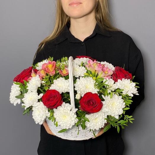 Классическая корзина с красными розами Рэд и кружевной хризантемой,альстромерией