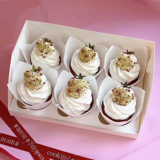 Cupcakes Tenderness with strawberries in white chocolate