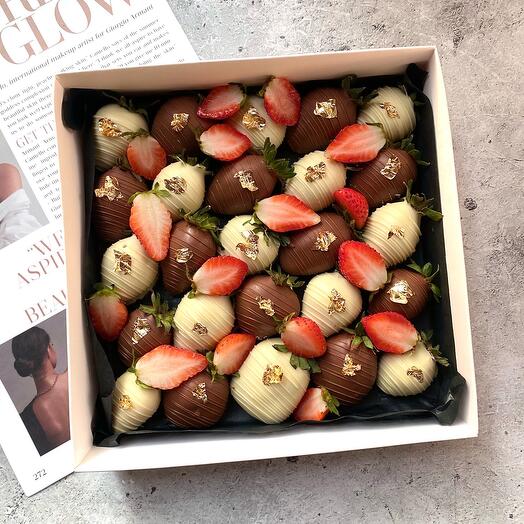 Chocolate-covered strawberries set