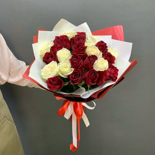 25 красно белых роз 🌹🌹🌹