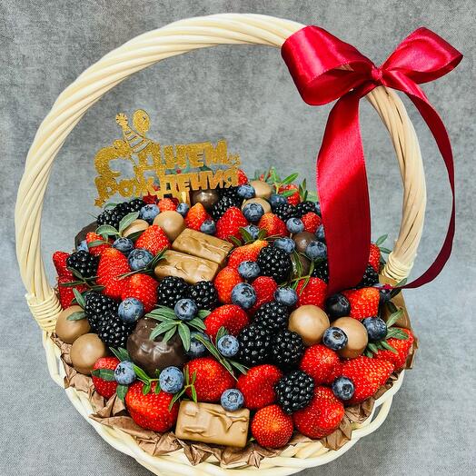 Корзина с клубникой и конфетами