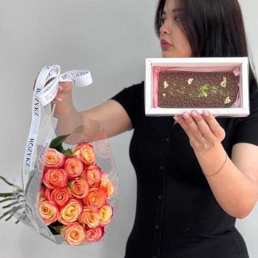 Композиция из роз в сумочке с «дубайским шоколадом»