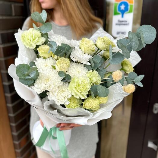 Нежный букет для любимой из белой кустовой хризантемы и эустомы с эвкалиптом