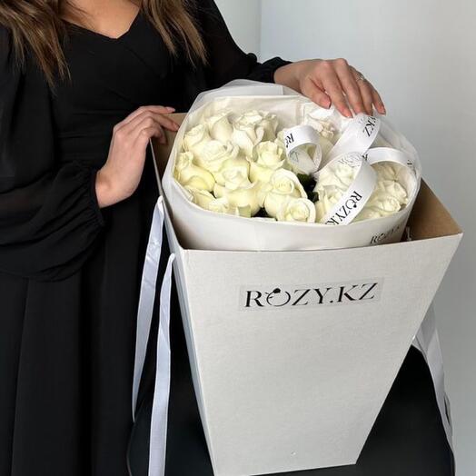 Букет из 25 белых роз в переноске