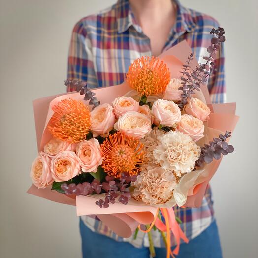 Bouquet with peony-shaped roses and nutansi "Cleopatra"
