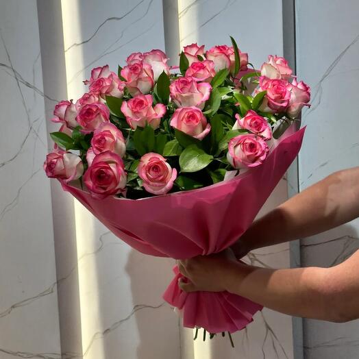 Rosas con vegetación