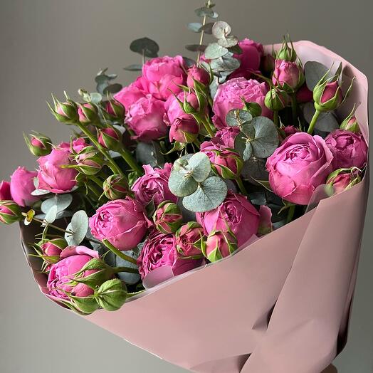 Пионовидные кустовые розы и эвкалипт 💓