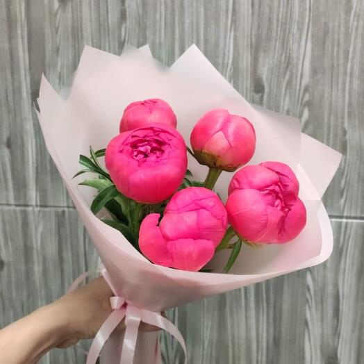 Букет из 5 коралловых пионов