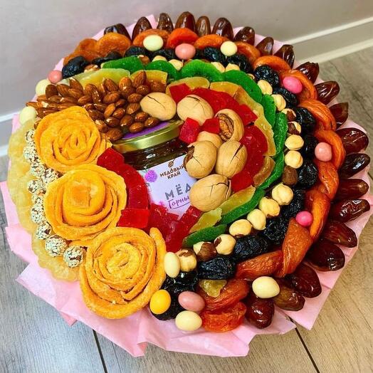 Букет из сухофруктов и мёдом с розами из манго
