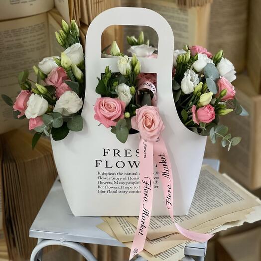 Delicada composición de rosas arbustivas en forma de peonía, Lisianthus y eucalipto