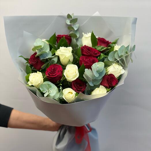Ramo de rosas blancas y rojas