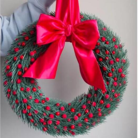 Новогодний венок ручной работы из искусственной хвои