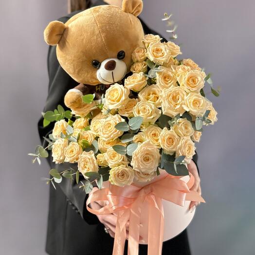 La composición de las rosas arbustivas de Tanya con el oso