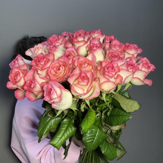 25 роз под лентой
