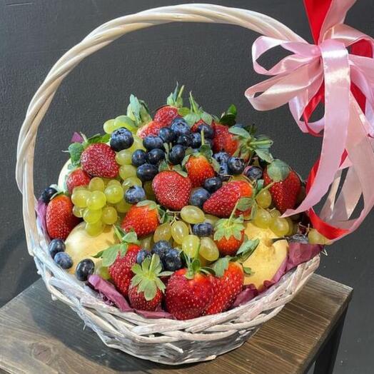 Корзина с фруктами и клубникой