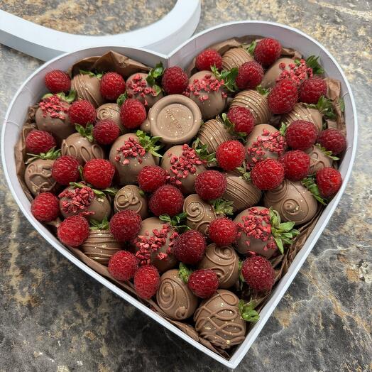 🔥🔥Набор из клубники в шоколаде со свежими ягодами малины/голубики в коробке-сердце