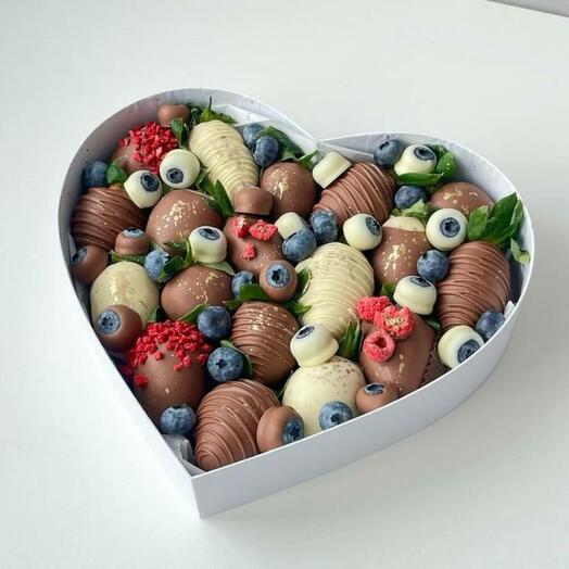 Клубника и голубика в шоколаде