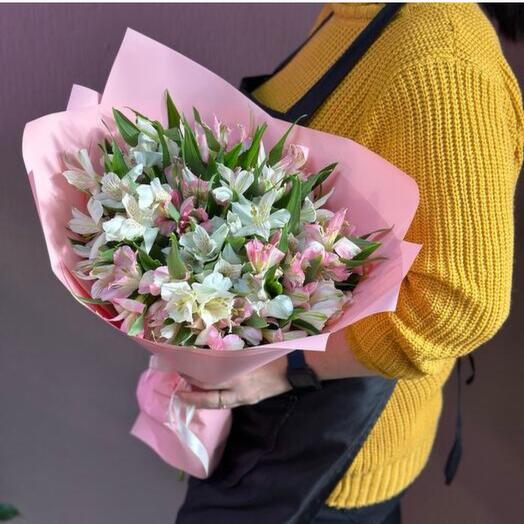 Красивый букет из бело-розовых альстромерий