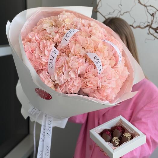 Комбо букет из 9 гортензий и финики в шоколаде