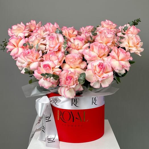 Фирменная композиция в красной коробке из роз