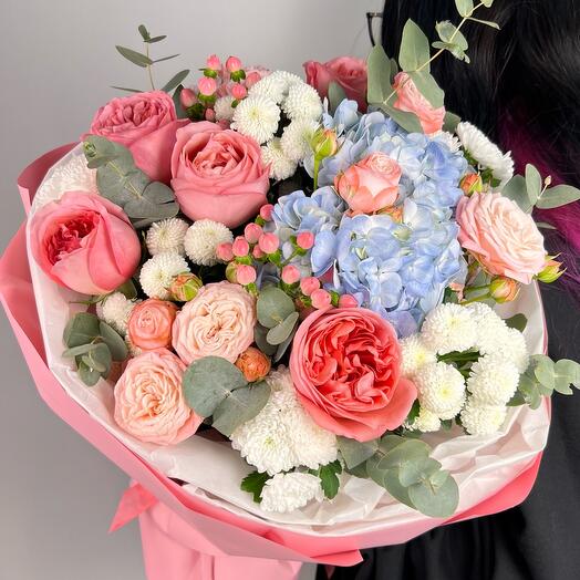 Hortensia azul con rosas de peonía rosa, bayas y eucalipto
