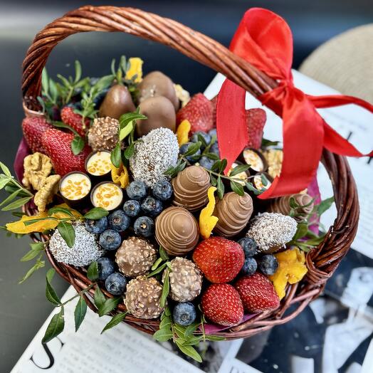 Корзина с клубникой в шоколаде и конфетами