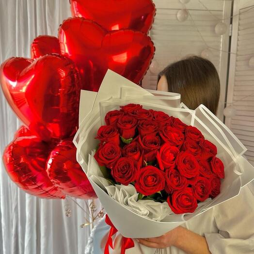 Подарочный набор: букет красных роз 25 штук + шары сердце с гелием 7 штук