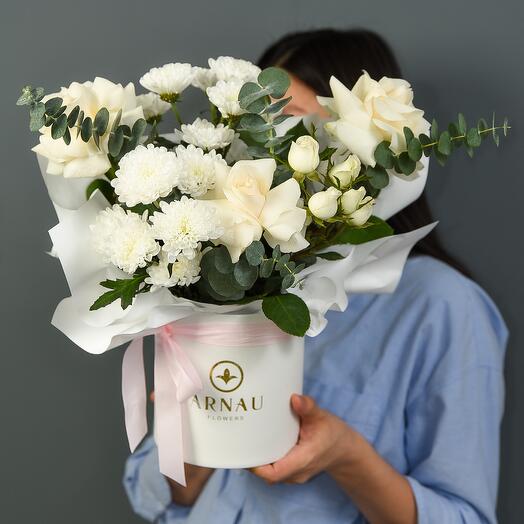 Нежная композиция из белых роз, хризантем и кустовых роз