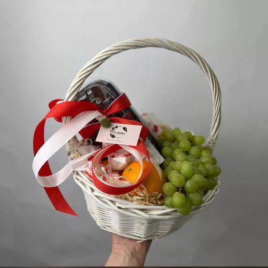 Корзина с фруктами и конфетами