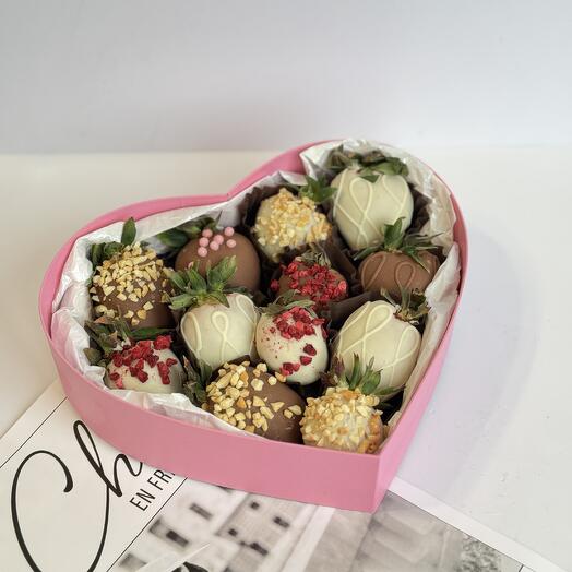 Chocolate-covered strawberry heart mini