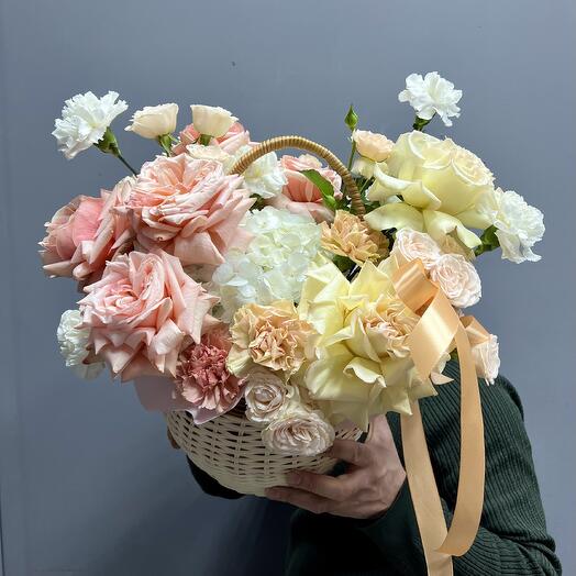 Нежная Корзина из Пионовидных Роз,Гортензий,кустовых роз и Диантусов 💛