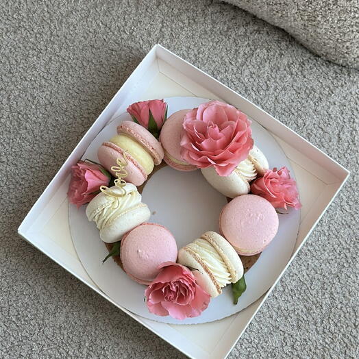 Венок из макарон и букетов роз «весна»