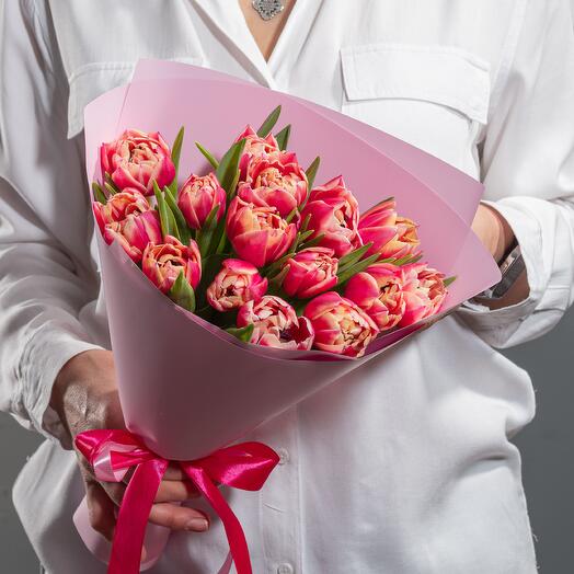 Букет из 15 пионовидных тюльпанов Коламбус в дизайнерской упаковке