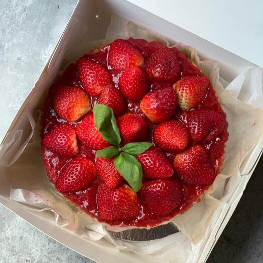 Gluten-free Vegan New York cheesecake with strawberries