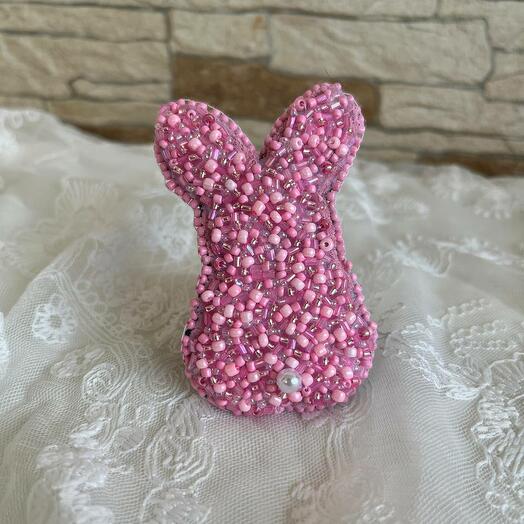 Брошь зайка розовая