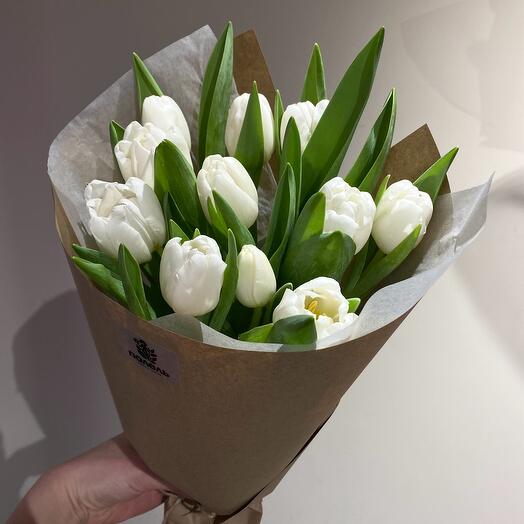 11 белых тюльпанов в крафте